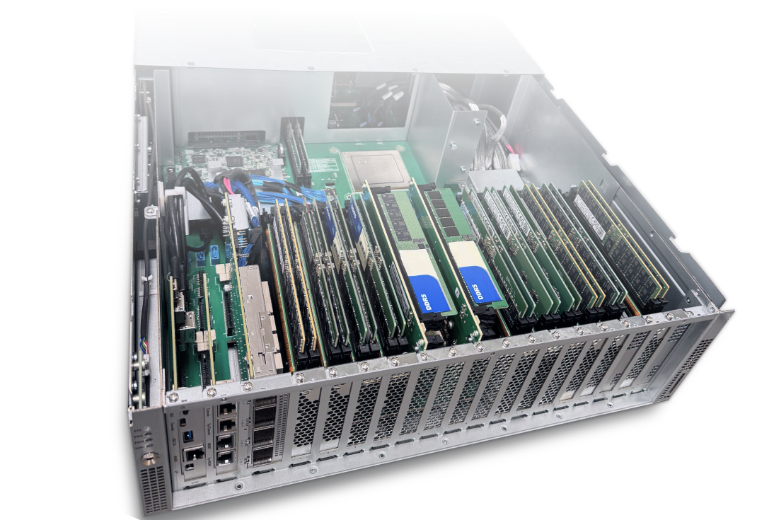 EMFASYSアプライアンス実機（DDR5 DIMMを満載した筐体。出典：Enfabrica公式 datocms-assets）