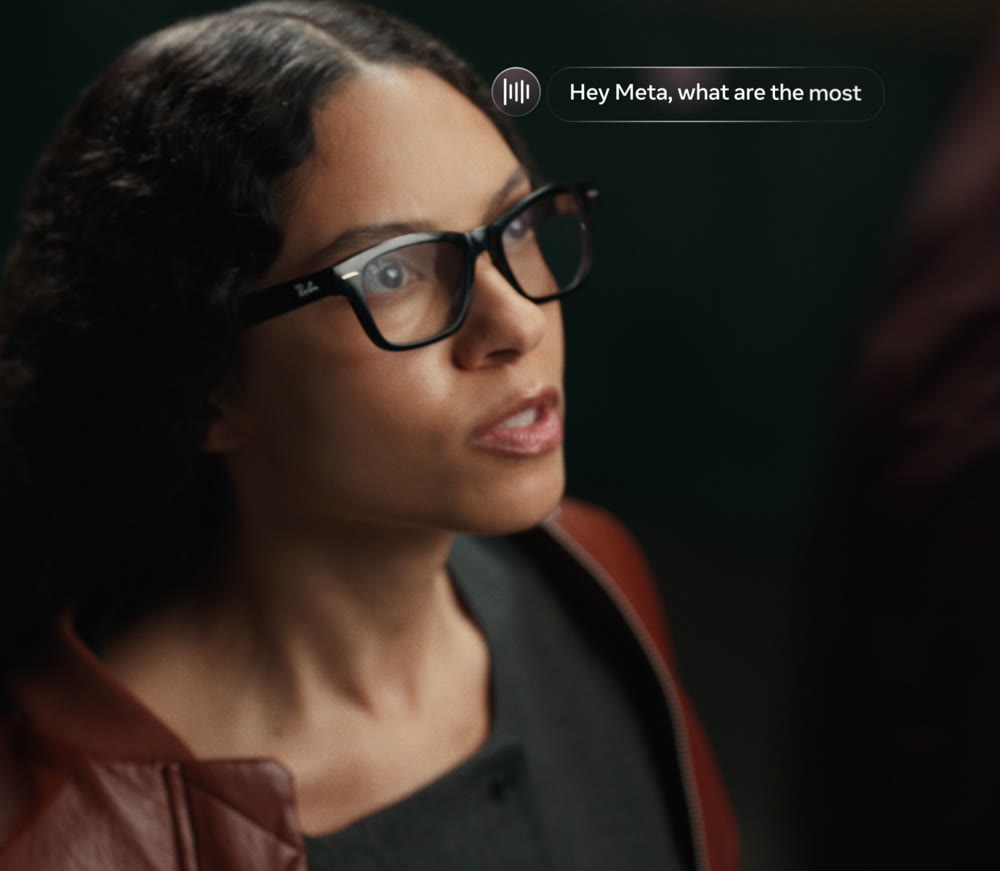 Ray-Ban Meta Audio をかけて「Hey Meta」と話しかける女性