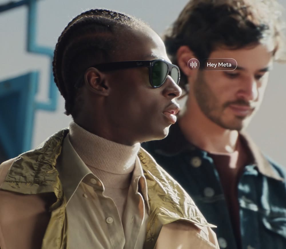 Ray-Ban Meta(Gen 3)のアビエーター型をかけた男性